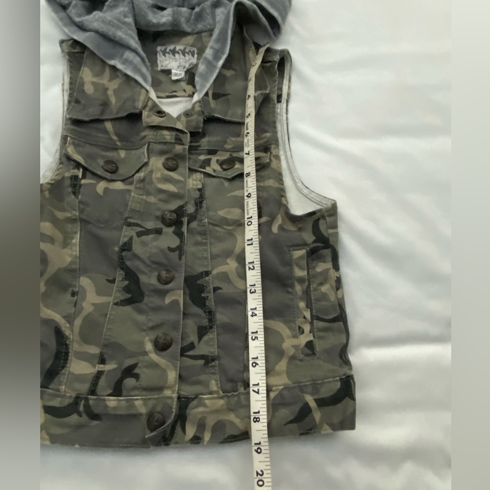 Women’s Camouflage pattern hooded vest. Attached grey hood. Size X-Small - Picture 5 of 7